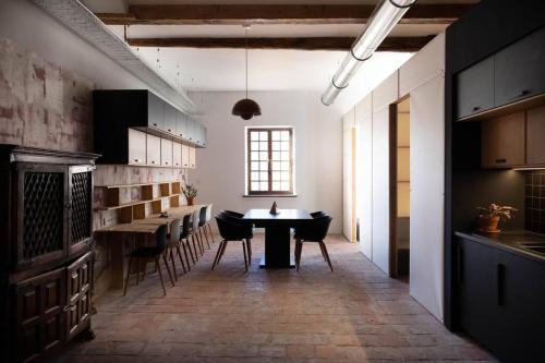 Photo de la galerie de l'établissement Heart of Marseille, LOFT atypical & spacious , Perfect for couple and couple with 1 small kid, Perfect for 2 friends, à Marseille
