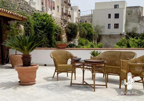 eine Terrasse mit Stühlen und einem Tisch auf der Terrasse in der Unterkunft Il Cactus: una piccola oasi in paese in Favignana