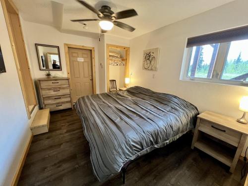 een slaapkamer met een bed en een plafondventilator bij 2 King Bedrooms each with full bath, Amazing Views! in Healy