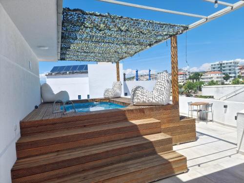 un ponte con una piscina sopra una casa di IL MIO a Ksamil