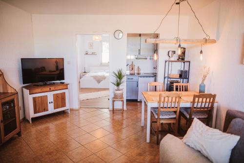 Dapur atau dapur kecil di Ferienwohnung Nr 4 Boddenblick Kanu Natur Rügen