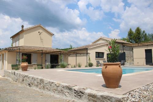 une villa avec piscine et une maison dans l'établissement Le Clos des Mûriers, à Auriolles