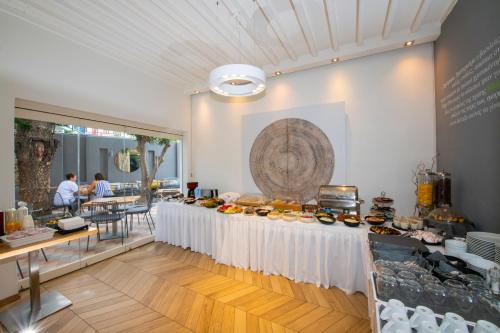 un buffet avec des plats exposés dans un restaurant dans l'établissement Fresh Boutique Hotel, à Mykonos