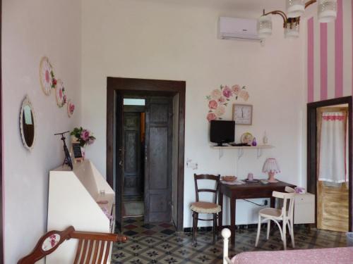 a living room with a table and chairs at B&b Ammentos in Magomadas