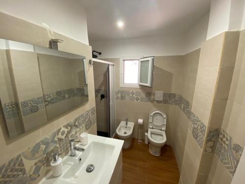 bagno con lavandino e servizi igienici di Le due maison a Pulsano