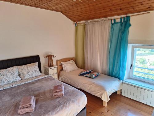 een slaapkamer met 2 bedden en een raam bij Casa Romantica in Umag
