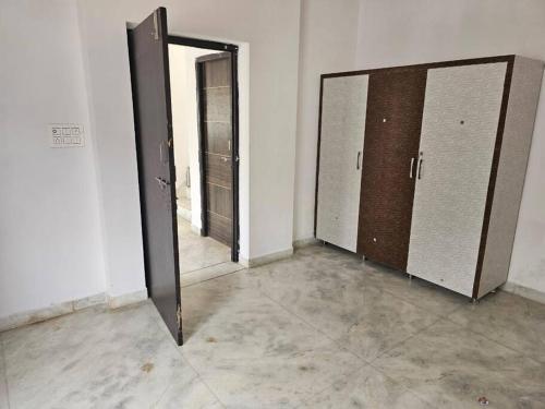 Habitación con 3 puertas y espejo en la pared. en Diva Villa en Dabok