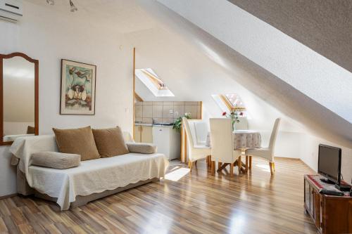 een woonkamer met een bank en een tafel bij Dubrovnik Sunset Apartments in Dubrovnik