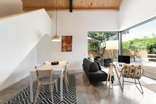 a dining room with a table and chairs at Villa Arneiro 1 in Vimeiro