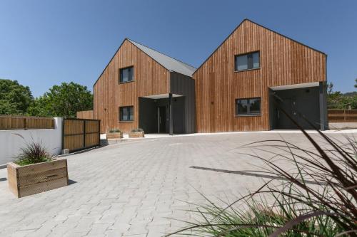 two wooden buildings with a courtyard at Villa Arneiro 1 in Vimeiro