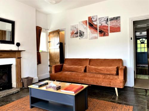 - un salon avec un canapé et une table basse dans l'établissement Large, characterful cottage in Buxworth, High Peak, à Buxworth