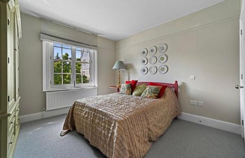 - une chambre avec un grand lit et une fenêtre dans l'établissement 119 Northgate st - Delightful one bedroom apartment with fantastic living space, à Bury St Edmunds