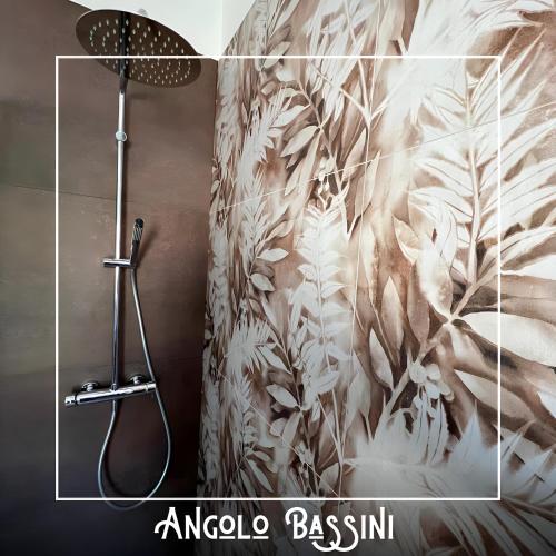 ein Bad mit einer Dusche mit Blumentapete in der Unterkunft Angolo Bassini - Apartment in Verona