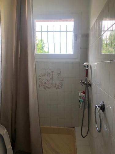 Ένα μπάνιο στο Chambre ou Studio dans Maison avec piscine