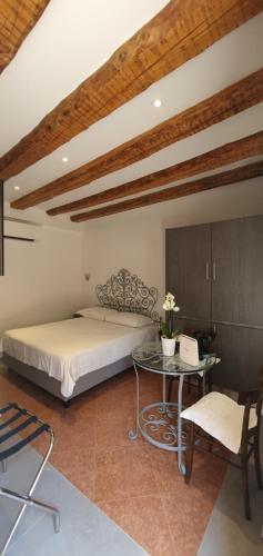 um quarto com uma cama e uma mesa em La Castellana Loft Hotel em Bérgamo