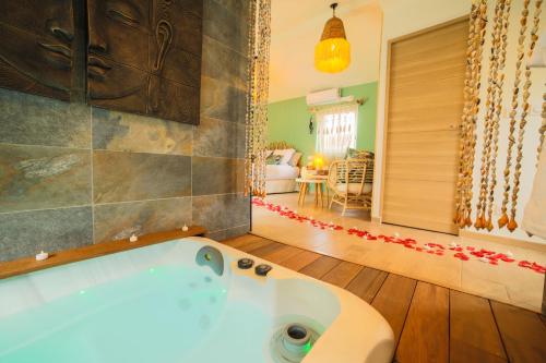 a bathroom with a bath tub in a room at Ô Balinais mini villa avec spa et piscine privatif in Marseille