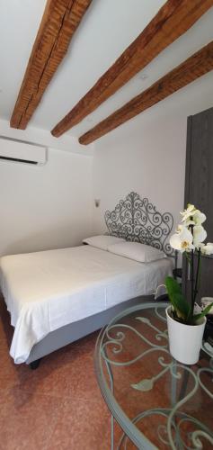 1 dormitorio con cama y mesa de cristal en La Castellana Loft Hotel, en Bérgamo