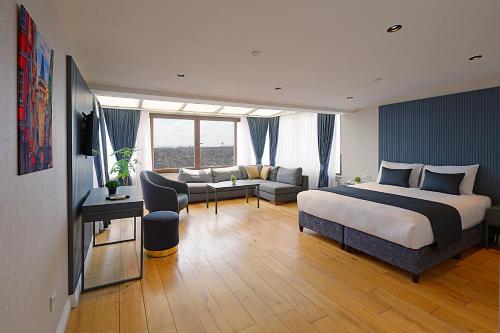 1 dormitorio con 1 cama y sala de estar en Moss Suites Hotel, en Estambul
