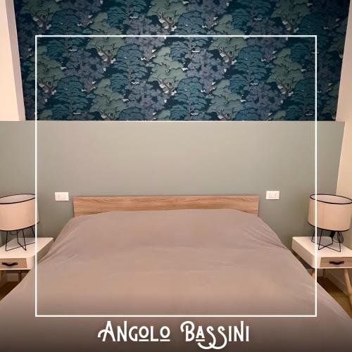 Un pat sau paturi într-o cameră la Angolo Bassini - Apartment