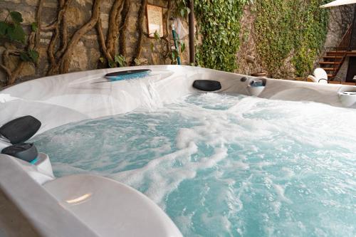 a jacuzzi tub with water in it at Domus Fontis Pescaia in Spoleto