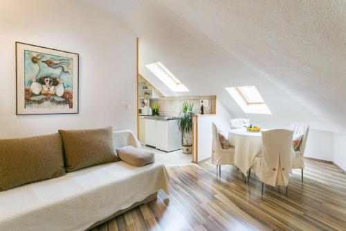 un soggiorno con divano e tavolo di Dubrovnik Sunset Apartments a Dubrovnik