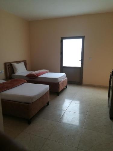 Postel nebo postele na pokoji v ubytování Bedouins Inn Village