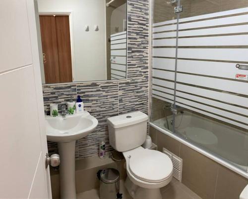 a small bathroom with a toilet and a sink at Descanso y Relajo Deluxe en La Serena in La Serena