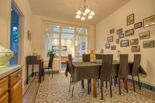 une salle à manger avec une table et des chaises dans l'établissement La colombe 43, à Steenvoorde