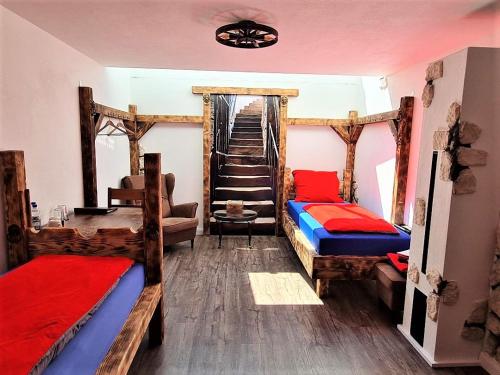 ミュンヘンにあるWelcome to Munich by Martinaのベッド2台と階段が備わる客室です。
