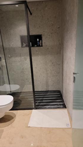 eine Duschkabine im Bad mit WC in der Unterkunft Bright Casablanca Apt in Casablanca