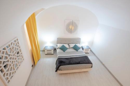 Home d'Elite Trevi Fountain في روما: غرفة نوم بسرير في غرفة بيضاء