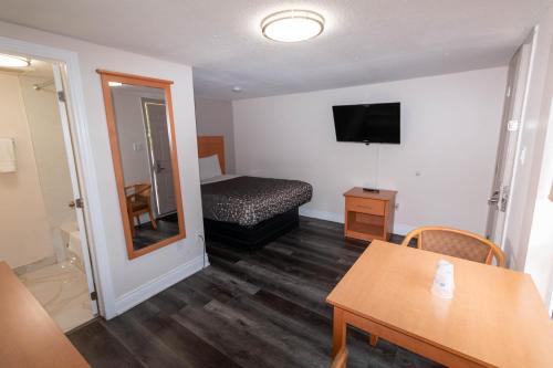 TV a/nebo společenská místnost v ubytování Borden Inn and Suites