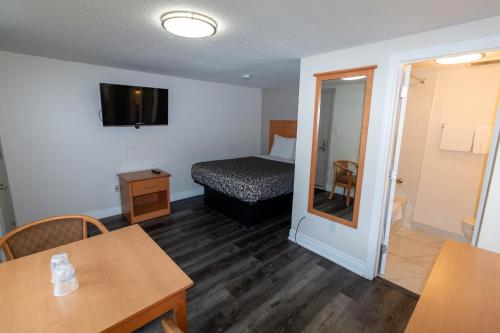 Postel nebo postele na pokoji v ubytování Borden Inn and Suites
