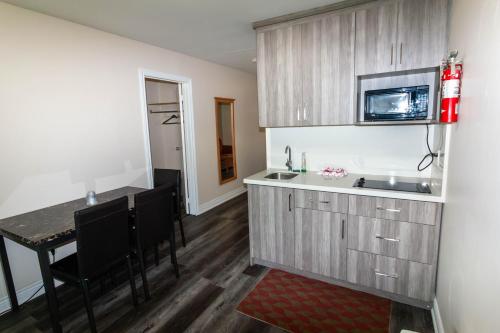 Kuchyň nebo kuchyňský kout v ubytování Borden Inn and Suites