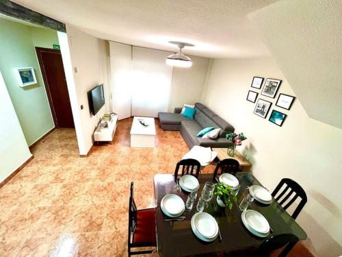 ein Wohnzimmer mit einem Tisch, Stühlen und einem Sofa in der Unterkunft El Rincón de Neza (UAT01440) in Castejón