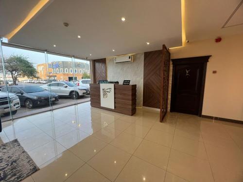 vestíbulo con recepción y aparcamiento en Kada Suites, en Riad