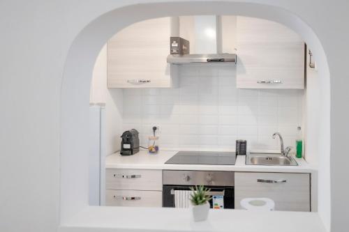 Kuchyňa alebo kuchynka v ubytovaní Home d'Elite Trevi Fountain