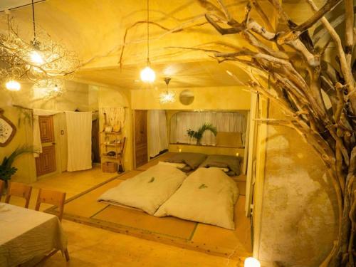 een slaapkamer in een koepel met een bed erin bij Kafuya miyagi in Ikemi