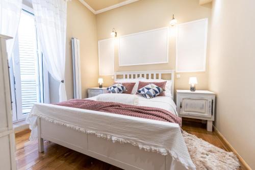 una camera da letto con un letto grande con due finestre di Luxury Apartment Diva a Zara (Zadar)