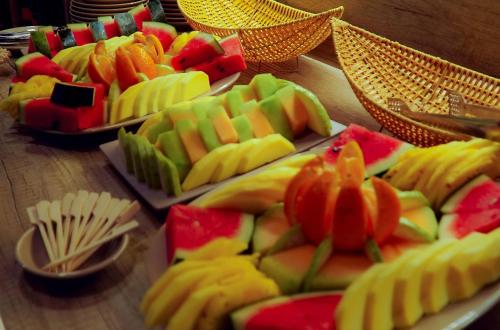 een tafel met verschillende soorten fruit op borden bij Da Nang S Phuot Hostel in Da Nang