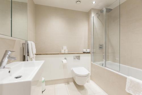 W łazience znajduje się toaleta, prysznic i umywalka. w obiekcie Urban Chic - Portobello w Londynie