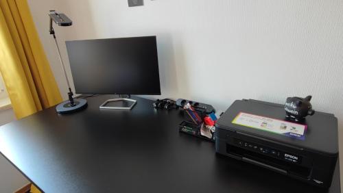 a desk with a computer and a monitor on it at Neu! 9,8 Außergewöhnlich Boxspringbetten Kaffeevollautomat inkl Bettwäsche und Handtücher #MeeneFewo de in Bad Harzburg