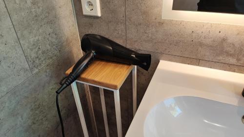 a black phone sitting on a table next to a sink at Neu! 9,8 Außergewöhnlich Boxspringbetten Kaffeevollautomat inkl Bettwäsche und Handtücher #MeeneFewo de in Bad Harzburg
