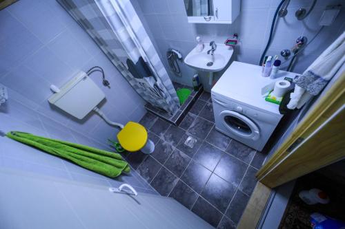 a bathroom with a sink and a tub and a toilet at Planinska kuća Bubi - Tara, Zaovine. in Jezdići