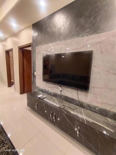 Μια τηλεόραση ή/και κέντρο ψυχαγωγίας στο AQZ Apartments