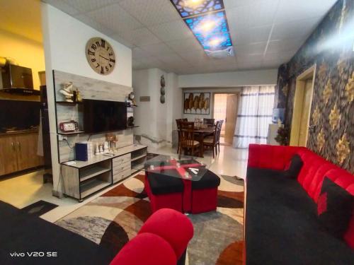 Μια τηλεόραση ή/και κέντρο ψυχαγωγίας στο AQZ Apartments