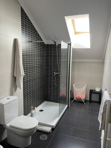 łazienka z prysznicem, toaletą i umywalką w obiekcie Maravilloso Ático-duplex w mieście Vigo