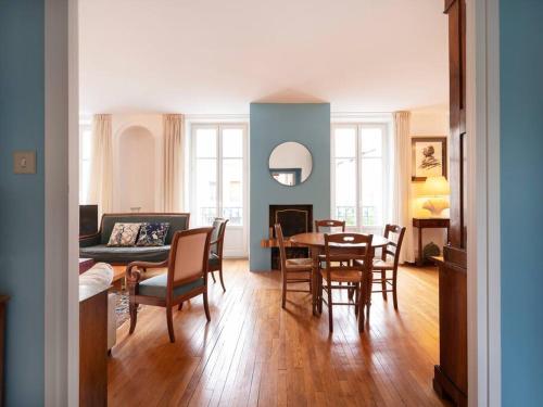 un salon avec une table et des chaises dans l'établissement Lumineux de Gallé, à Nancy