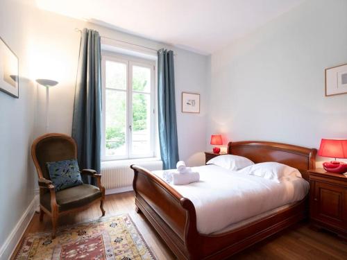 une chambre avec un lit, une chaise et une fenêtre dans l'établissement Lumineux de Gallé, à Nancy