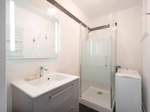 une salle de bain blanche avec un lavabo et une douche dans l'établissement Lumineux de Gallé, à Nancy